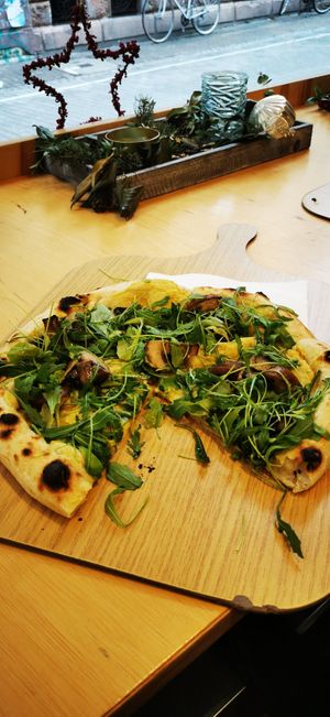 Pizza with hummus and mushrooms at Unter Freunden in Heidelberg