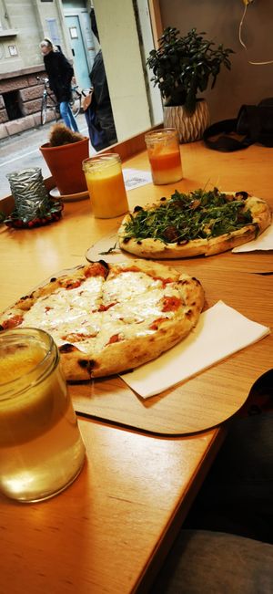 Vegeterian Pizza Margherita at Unter Freunden in Heidelberg