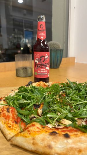 Vegane Pizza leider ohne veganen Käse, aber das ist bei dieser Pizza auch nicht nötig. Schmeckt unglaublich gut, der Teig ist der Hammer!! Pizza+Getränk knapp 12€ at Unter Freunden in Heidelberg