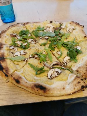 Pizza mit Hummus, Pilzen, Ruccola at Unter Freunden in Heidelberg