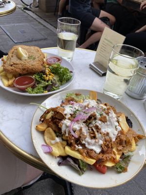 Schniposa und Seitan-Dönerteller  at Cafe Rost in Mannheim