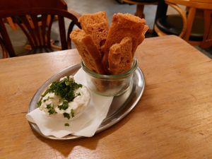 Bread chips at Cafe Rost in Mannheim