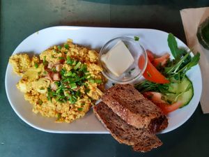 New: breakfast options! Scrambled tofu with bread and Alsan (vegetable butter) at Cafe Rost in Mannheim