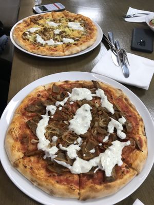 Kebab pizza with and without „cheese" at Mavi in Ludwigsburg