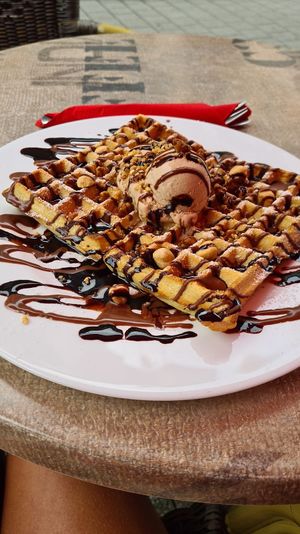 Ich hatte die Spezialwaffel. Sehr lecker at Vollmer's Eiscafe in Duisburg