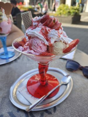 Veganer Erdbeerbecher at Vollmer's Eiscafe in Duisburg