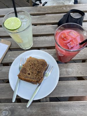 Banana bread, ginger lemonade and raspberry mint ice tea  at The Tea Lab in Rotterdam