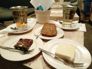 vegan cakes: brownie with rose (raw), lemon cake (raw) and bananabread at The Tea Lab in Rotterdam