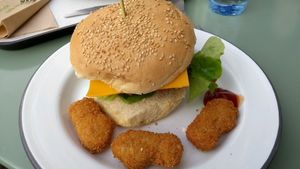 Summerdeal: sweet and sour burger with nuggets at Loving Hut Veganerie in Leuven