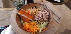 Crispy "chicken" bowl at Loving Hut Veganerie in Leuven