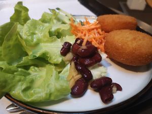 'Kaas'korteketten at Loving Hut Veganerie in Leuven