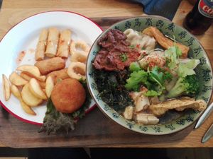 greasy monkey | met saus naar keuze
mix van nuggets, calamares, kaaskroket,
tarokroket, loempia & potato wedges + joyful taiwan
heldere bouillon met rijstnoedels, dumplings,
wakame at Loving Hut Veganerie in Leuven