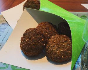 10 croquettes fraîchement cuits / 10 pieces of freshly baked falafel at Falafel Avenue - University in Montreal