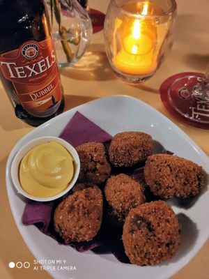 Vegan red bieterballen with mustard at Paal 9 in Den Hoorn Texel
