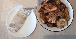 今天打包了他们的薄饼和Rojak还不错吃。 at Tang Leng Chay Vegetarian 东龙斋素食 in Central Singapore