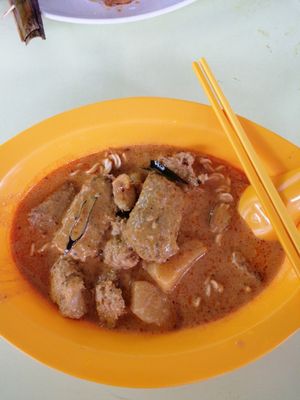 Curry noodles at Victor Veggie 味特素食 in Central Singapore