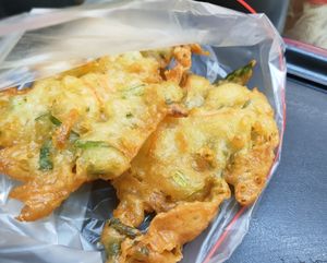 Best veggie fritters in town ... at Su Shi Jia Xiang Wei 素食家乡味 in Central Singapore