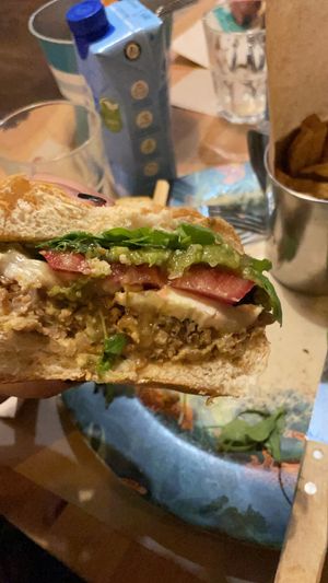 Elegí echarle tomate, rúcula, cebolla caramelizada, queso de cabra y aguacate y le añadi la salsa que ponen para las patatas en este caso la de wasabi  at Noviembre in Malaga