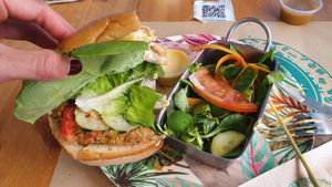 Hamburguesas de lentejas con ensalada de verduras al gusto at Noviembre in Malaga
