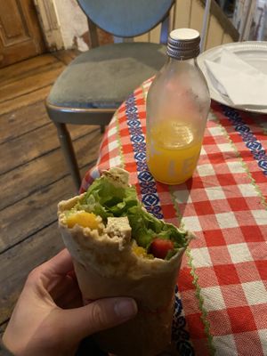Couscous, tofu, hummus, peppers, peach and salad wrap with a Passionfruit Lemonaid for lunch 💛 at Nasch in Hamburg