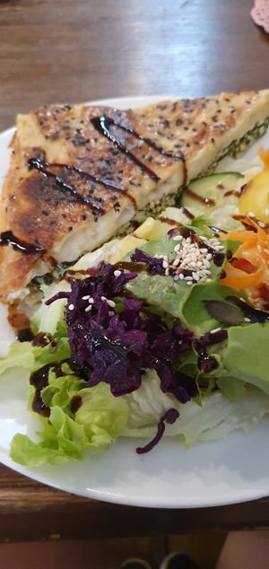 Vörek mit Salat at Nasch in Hamburg