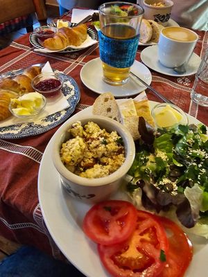 Rührtofu und süßes Croissant at Nasch in Hamburg