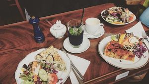 Vegan börek with salad, vegan quiche with salad, vegan garden salad at Nasch in Hamburg