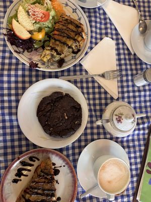 Chocolate cookie and cappuccino with oat milkk  at Nasch in Hamburg