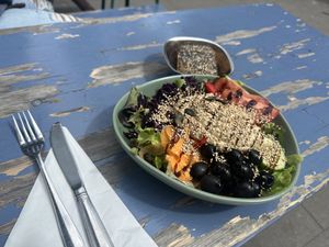 Salat mit hummus und glutenfreiem Brot   at Nasch in Hamburg
