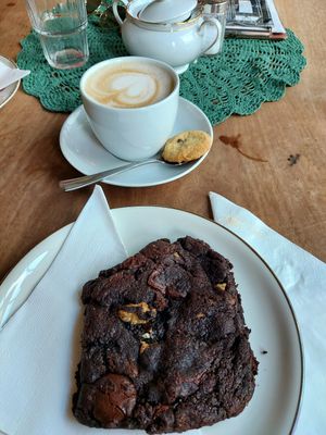 "Darkside" cookie and cappuchino at Nasch in Hamburg