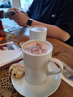 Heiße Schokolade man kann zwischen veganer Zartbitterschokolade und veganer Milchschokolade wählen. at Nasch in Hamburg