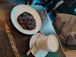 Cookie and chai latte at Nasch in Hamburg