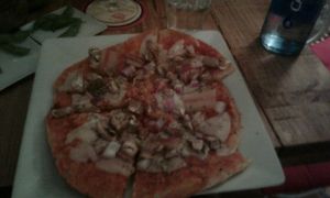 pizza with vegan ";bacon"; at AbonaVida in Madrid