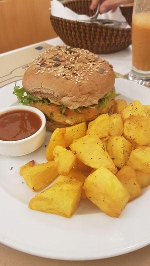 vegetable burger, potatoes at Mama Tierra in Athens