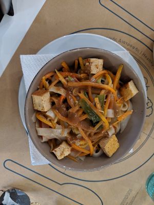 Pad Thai salad at Mama Tierra in Athens