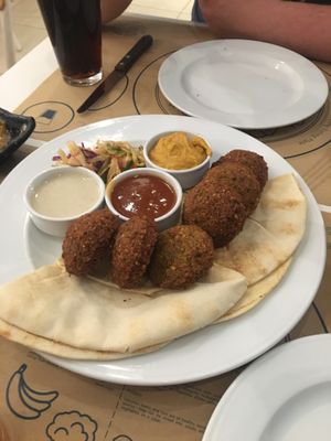 Falafel platter starter at Mama Tierra in Athens