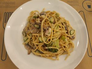 Linguine a la creme at Mama Tierra in Athens