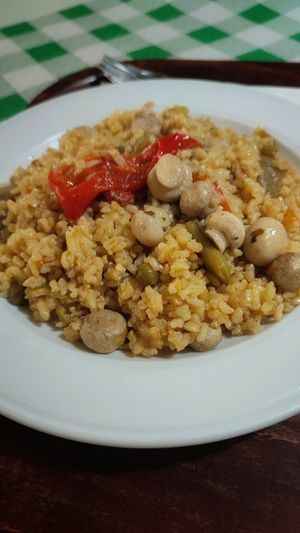 Si quieres asegurarte sitio intenta ir en cuanto abran a las 13:00 y es que no es para menos: comerás sano, rico y casero, con una carta bien variada donde elegir y precios popula at Los Helechos in Zaragoza