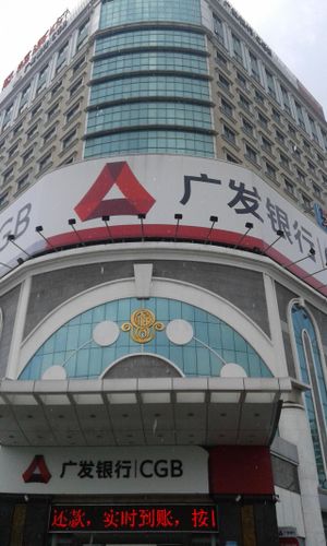 I showed a moto the picture of the Chinese/ pinyin bus stop that I had taken and have posted earlier. He brought me here, Down the street on the right side is the bus stop. There is a bus stop in the opposite direction on the other side of the road. at Heshan Vegetarian in Zengcheng