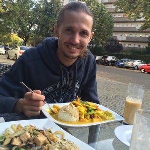 На улице тоже можно поесть пока тепло  at Velvet Leaf in Berlin