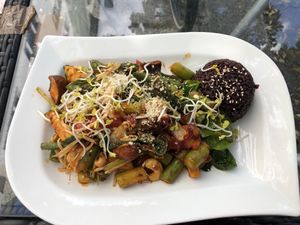 Ich war zum wiederholten Mal hier. Vielleicht das 5. oder 6. Mal in ca 3 oder 4 Jahren. Es war wie immer sehr lecker! Heute das Saison-Gericht mit Grünem Spargel   at Velvet Leaf in Berlin