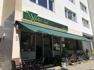 Bei schönem Wetter sitzt man draußen gut   at Velvet Leaf in Berlin