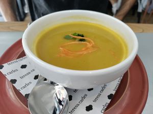 Flavourful pea soup at Teresa Carles Cocina Vegetariana in Barcelona