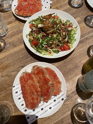 Salade en pan con tomate  at Teresa Carles Cocina Vegetariana in Barcelona