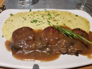 Stewed miny burgers with mashed potatoes at Teresa Carles Cocina Vegetariana in Barcelona