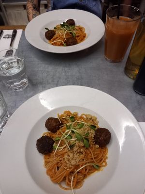Los espaguetis con las albóndigas estaban espectaculares at Teresa Carles Cocina Vegetariana in Barcelona