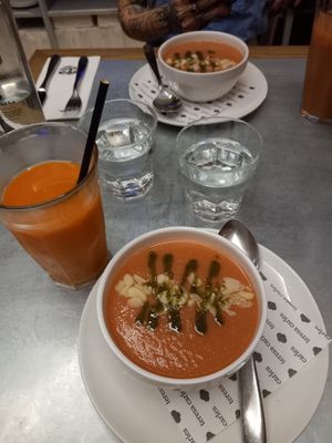 El gazpacho de melón jamás me lo había tomado con almendras i estaba riquísimo at Teresa Carles Cocina Vegetariana in Barcelona