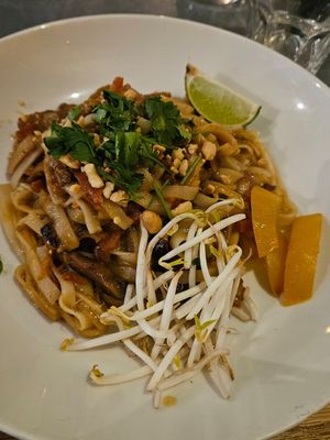 Pad thai at Teresa Carles Cocina Vegetariana in Barcelona