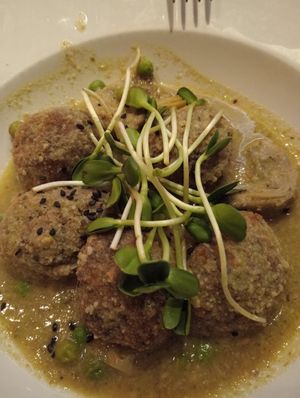 Albondigas de garbanzos, guisantes, alcachofas y salsa verde. Muy rico, albóndigas poco consistentes at Teresa Carles Cocina Vegetariana in Barcelona