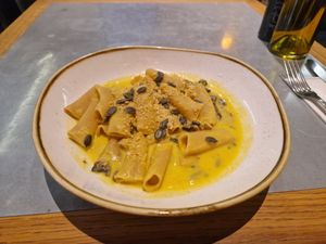 Whole penne a la carbonara di zuca at Teresa Carles Cocina Vegetariana in Barcelona